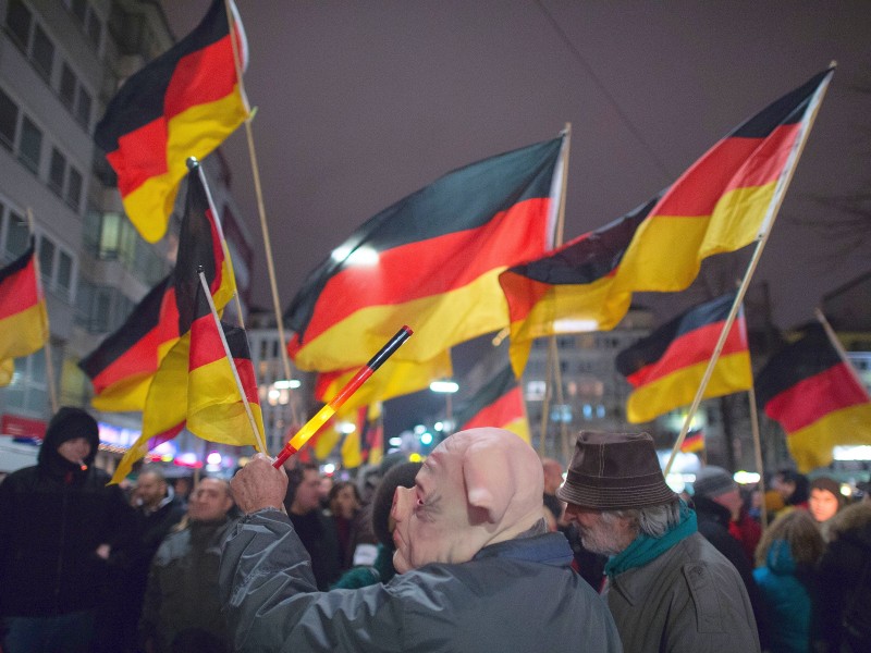 ... 350 Teilnehmer der Patriotischen Europäer gegen die Islamisierung des Abendlandes gegenüber.