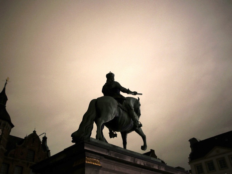 ... an vielen Gebäuden das Licht ausgeschaltet. Auch das Jan-Wellem-Denkmal und...