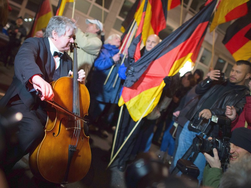 Gegen-Demonstrant und Cellist Thomas Beckmann baute sich vor den Anhängern der Anti-Islam-Bewegung auf und spielte.