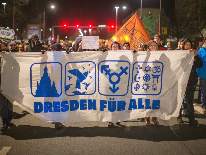 7000 Gegendemonstranten standen...