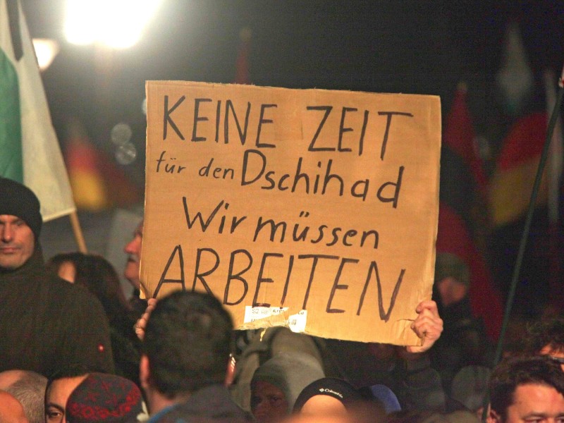 Auch in Dresden demonstrierten Montag (12.1.) tausende Menschen für und gegen die Pegida.