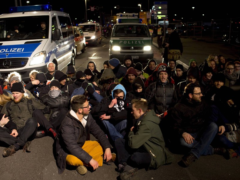 Auch in Dresden demonstrierten Montag (12.1.) tausende Menschen für und gegen die Pegida.