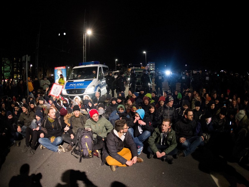 Auch in Dresden demonstrierten Montag (12.1.) tausende Menschen für und gegen die Pegida.