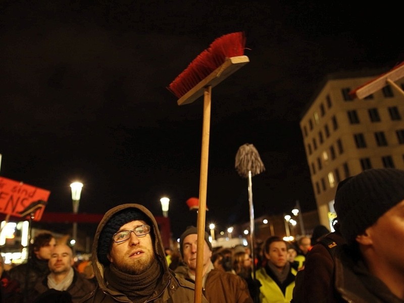 ... 35.000 Dresdner für Toleranz und gegen Fremdenhass auf die Straße gegangen. Mit Besen...