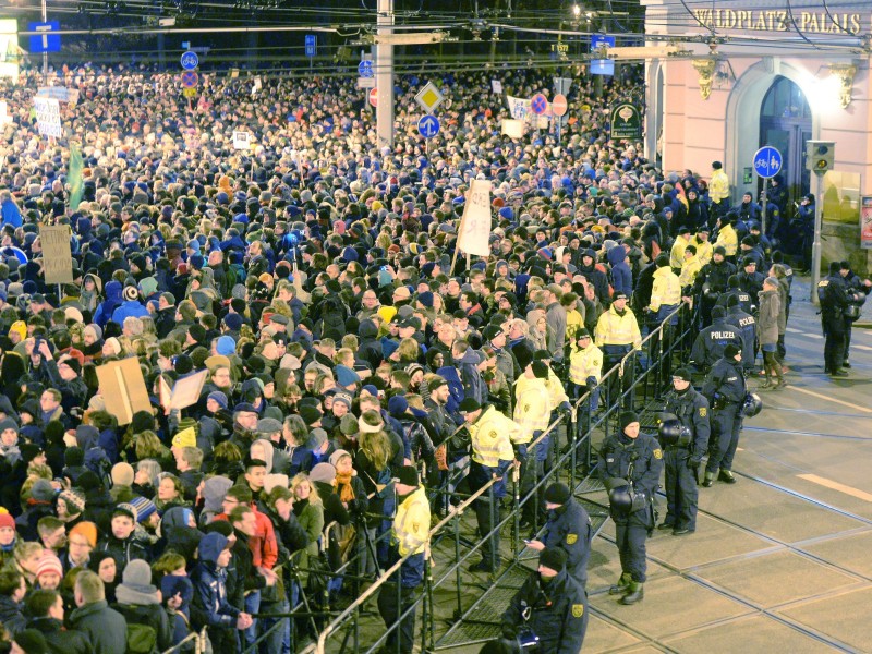 30.000 Pegida-Gegner gingen in Leipzig auf die Straße – und rund 3000 Pegida-Anhänger.