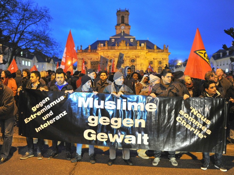 In Saarbrücken traten 9000 Saarländer für mehr Toleranz ein und standen 200 Pegida-Protestanten gegenüber.