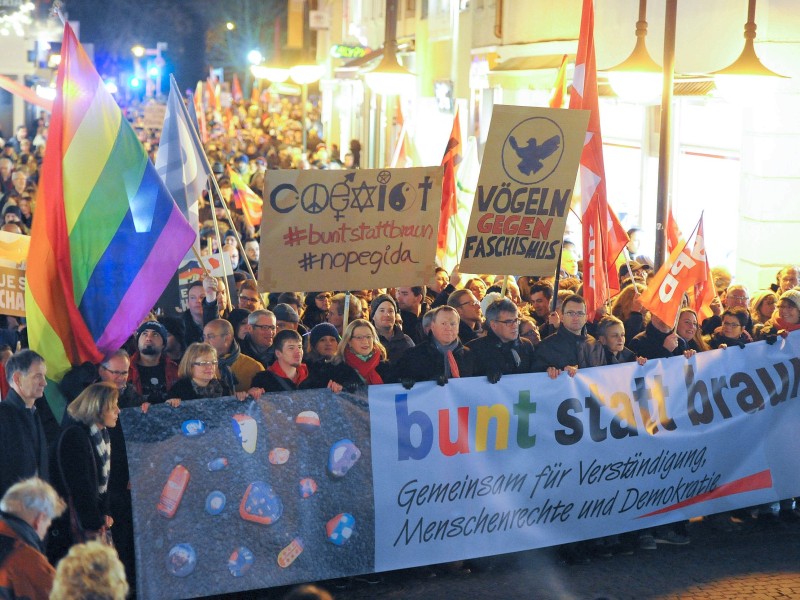 In Saarbrücken traten 9000 Saarländer für mehr Toleranz ein und standen 200 Pegida-Protestanten gegenüber.