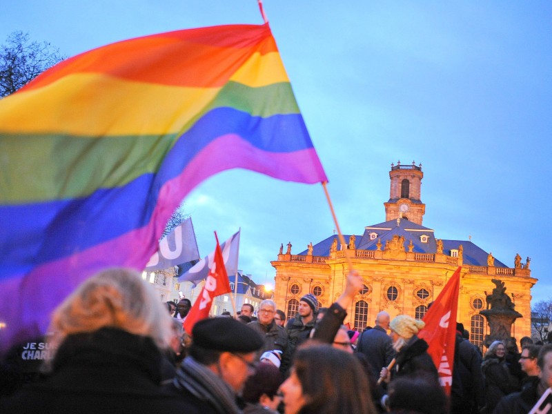 In Saarbrücken traten 9000 Saarländer für mehr Toleranz ein und standen 200 Pegida-Protestanten gegenüber.