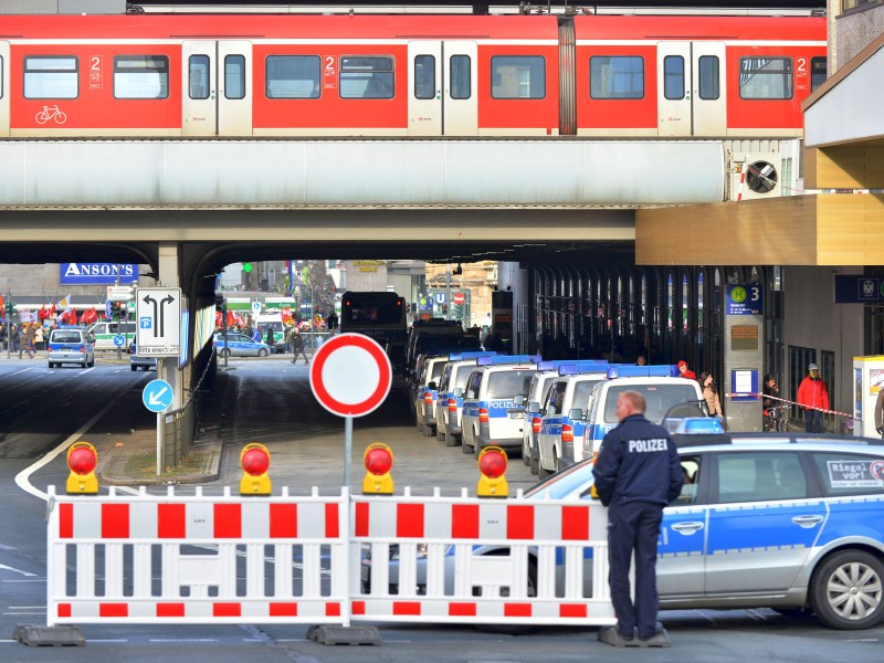Mit einem Großaufgebot war die Polizei am Sonntag in der Essener Innenstadt vertreten. Foto: Ulrich von Born