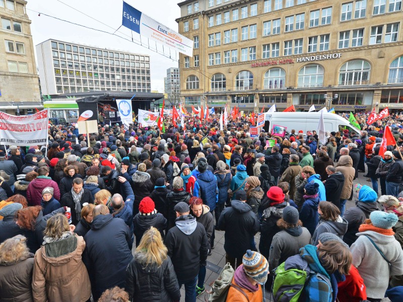 Einige tausend Menschen, so die Einschätzung der Polizei, kamen zur Demo und anschließenden Kundgebung auf dem Willy-Brandt-Platz zusammen. Foto: Ulrich von Born