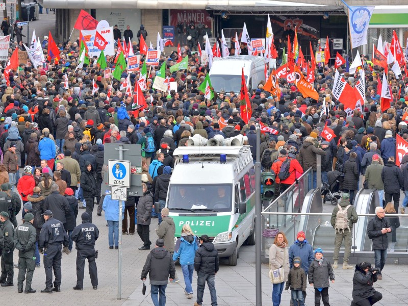 Einige tausend Menschen, so die Einschätzung der Polizei, kamen zur Demo und anschließenden Kundgebung auf dem Willy-Brandt-Platz zusammen. Foto: Ulrich von Born