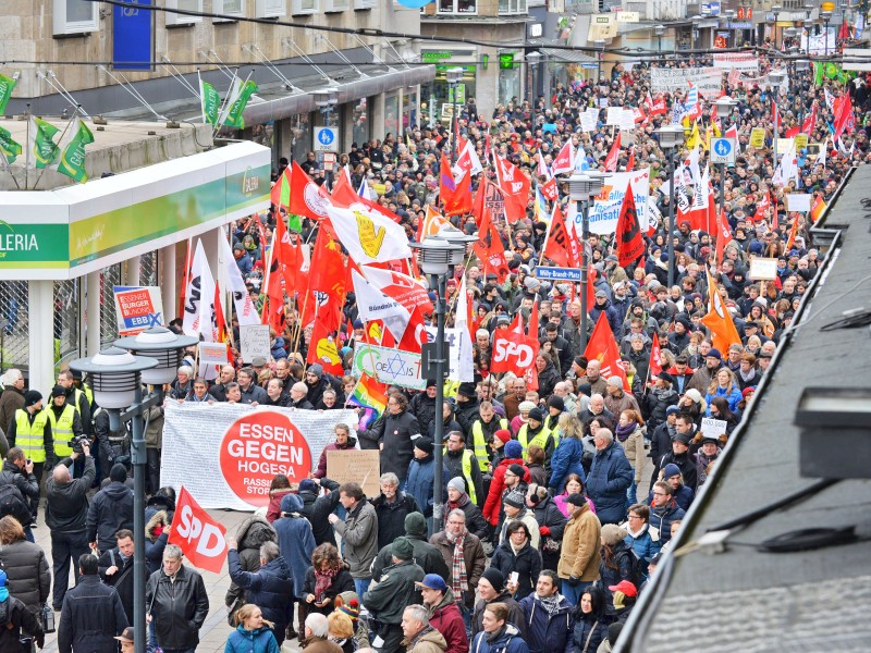 Einige tausend Menschen, so die Einschätzung der Polizei, kamen zur Demo und anschließenden Kundgebung auf dem Willy-Brandt-Platz zusammen. Foto: Ulrich von Born