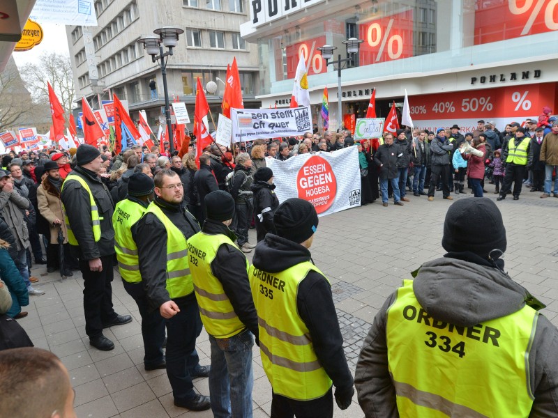 Einige tausend Menschen, so die Einschätzung der Polizei, kamen zur Demo und anschließenden Kundgebung auf dem Willy-Brandt-Platz zusammen. Foto: Ulrich von Born