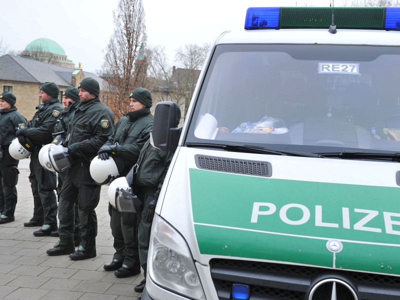 Mit einem Großaufgebot war die Polizei am Sonntag in der Essener Innenstadt vertreten. Foto: Ulrich von Born