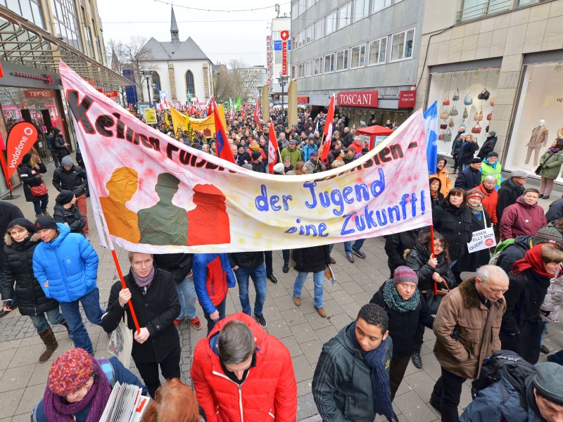 Einige tausend Menschen, so die Einschätzung der Polizei, kamen zur Demo und anschließenden Kundgebung auf dem Willy-Brandt-Platz zusammen. Foto: Ulrich von Born