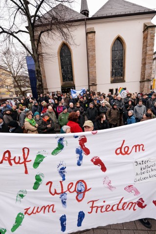 Einige tausend Menschen, so die Einschätzung der Polizei, kamen zur Demo und anschließenden Kundgebung auf dem Willy-Brandt-Platz zusammen. Foto: Ulrich von Born