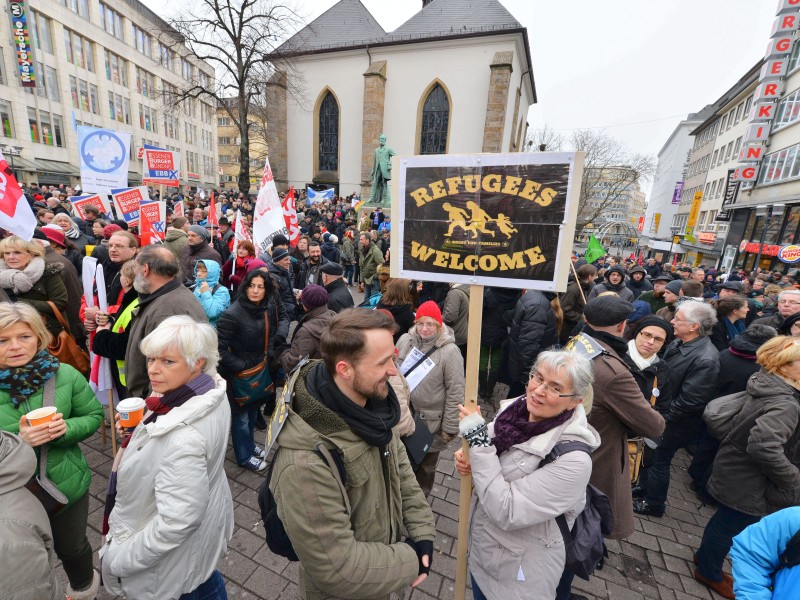 Einige tausend Menschen, so die Einschätzung der Polizei, kamen zur Demo und anschließenden Kundgebung auf dem Willy-Brandt-Platz zusammen. Foto: Ulrich von Born