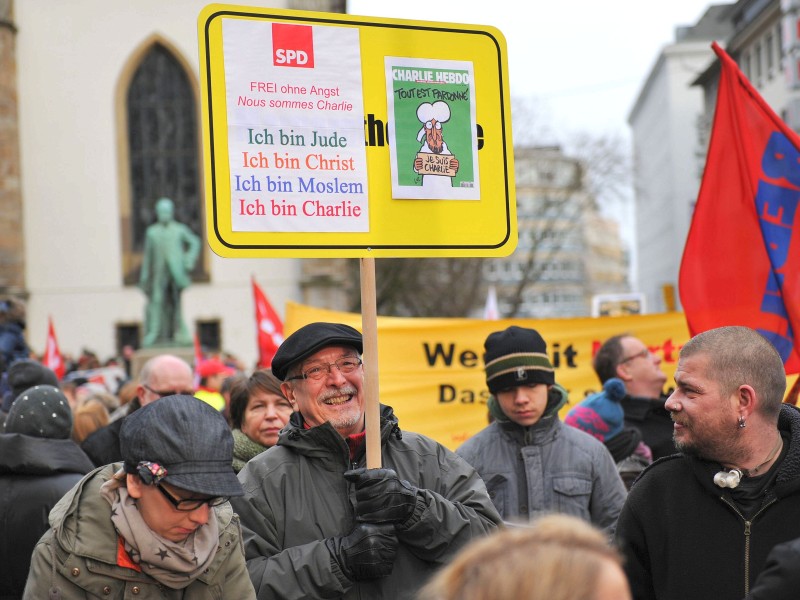 Einige tausend Menschen, so die Einschätzung der Polizei, kamen zur Demo und anschließenden Kundgebung auf dem Willy-Brandt-Platz zusammen. Foto: Ulrich von Born