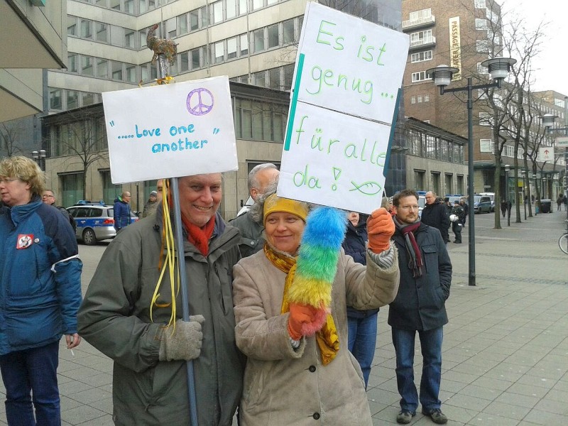 Einige tausend Menschen, so die Einschätzung der Polizei, kamen zur Demo und anschließenden Kundgebung auf dem Willy-Brandt-Platz zusammen. Foto: Ulrich von Born