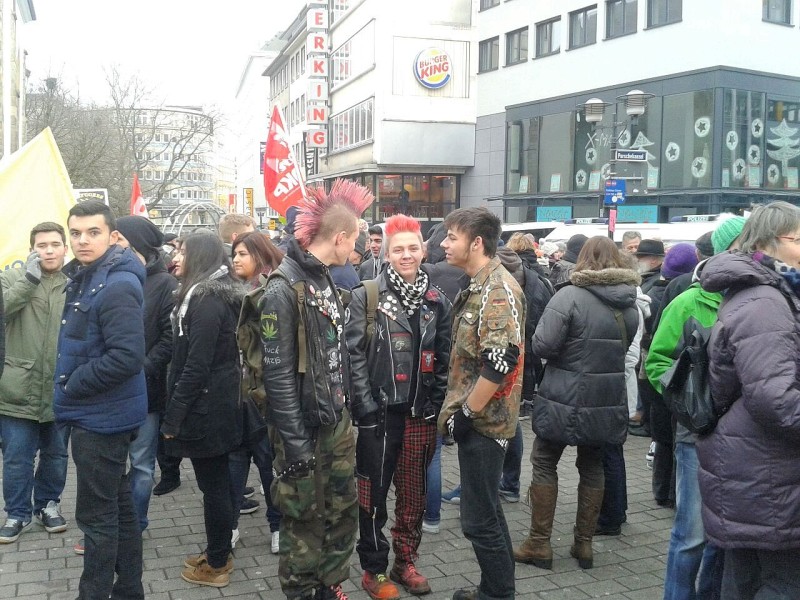 Einige tausend Menschen, so die Einschätzung der Polizei, kamen zur Demo und anschließenden Kundgebung auf dem Willy-Brandt-Platz zusammen. Foto: Ulrich von Born