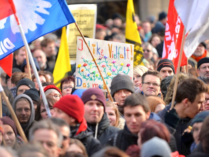 Einige tausend Menschen, so die Einschätzung der Polizei, kamen zur Demo und anschließenden Kundgebung auf dem Willy-Brandt-Platz zusammen. Foto: Ulrich von Born