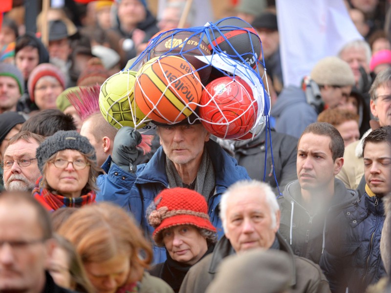 Einige tausend Menschen, so die Einschätzung der Polizei, kamen zur Demo und anschließenden Kundgebung auf dem Willy-Brandt-Platz zusammen. Foto: Ulrich von Born