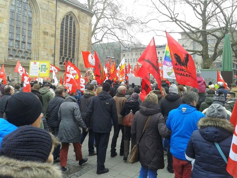 Einige tausend Menschen, so die Einschätzung der Polizei, kamen zur Demo und anschließenden Kundgebung auf dem Willy-Brandt-Platz zusammen. Foto: Ulrich von Born