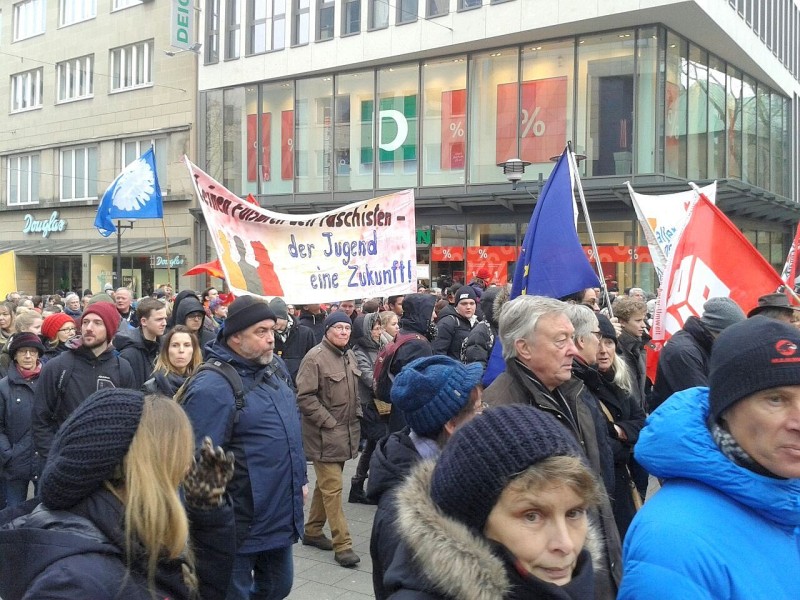 Einige tausend Menschen, so die Einschätzung der Polizei, kamen zur Demo und anschließenden Kundgebung auf dem Willy-Brandt-Platz zusammen. Foto: Ulrich von Born