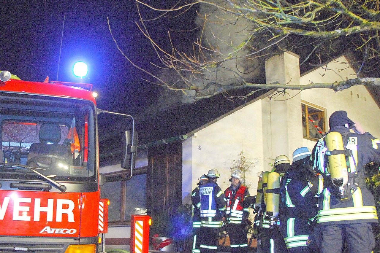 Drei Stunden lang bekämpften die Feuerwehren den Brand. Erst um 3.23 Uhr gab es Entwarnung.