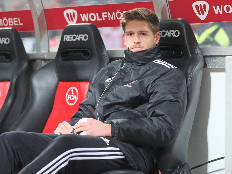 Der 1. FC Nürnberg hat auch das Heimspiel gegen den VfL Bochum verloren und verharrt in der 2. Fußball-Bundesliga durch die nächste Enttäuschung weiter im Tabellenmittelfeld. Die Franken zogen am Montag gegen die von Ex-Coach Gertjan Verbeek trainierten Bochumer mit 1:2 (0:1) den Kürzeren. Marco Terrazzino (38. Minute) und Zweitliga-Toptorjäger Simon Terodde (64.) trafen für die Gäste, die in der Tabelle am FCN vorbeizogen. Der Anschlusstreffer durch den eingewechselten Peniel Mlapa (70.) verhinderte vor 25 528 Zuschauern die dritte Nürnberger Niederlage in Serie nicht. Bochum blieb im sechsten Spiel nacheinander ungeschlagen und ist nun Achter.