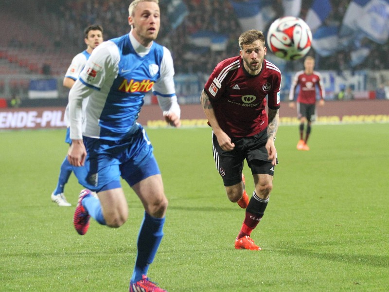 Der 1. FC Nürnberg hat auch das Heimspiel gegen den VfL Bochum verloren und verharrt in der 2. Fußball-Bundesliga durch die nächste Enttäuschung weiter im Tabellenmittelfeld. Die Franken zogen am Montag gegen die von Ex-Coach Gertjan Verbeek trainierten Bochumer mit 1:2 (0:1) den Kürzeren. Marco Terrazzino (38. Minute) und Zweitliga-Toptorjäger Simon Terodde (64.) trafen für die Gäste, die in der Tabelle am FCN vorbeizogen. Der Anschlusstreffer durch den eingewechselten Peniel Mlapa (70.) verhinderte vor 25 528 Zuschauern die dritte Nürnberger Niederlage in Serie nicht. Bochum blieb im sechsten Spiel nacheinander ungeschlagen und ist nun Achter.