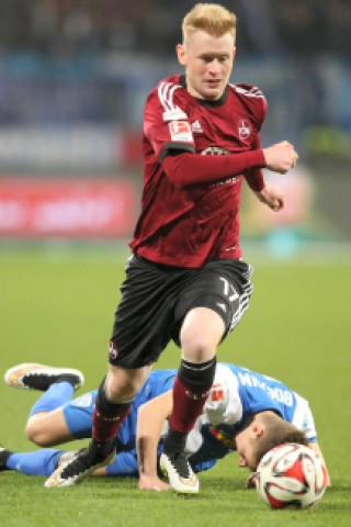 Der 1. FC Nürnberg hat auch das Heimspiel gegen den VfL Bochum verloren und verharrt in der 2. Fußball-Bundesliga durch die nächste Enttäuschung weiter im Tabellenmittelfeld. Die Franken zogen am Montag gegen die von Ex-Coach Gertjan Verbeek trainierten Bochumer mit 1:2 (0:1) den Kürzeren. Marco Terrazzino (38. Minute) und Zweitliga-Toptorjäger Simon Terodde (64.) trafen für die Gäste, die in der Tabelle am FCN vorbeizogen. Der Anschlusstreffer durch den eingewechselten Peniel Mlapa (70.) verhinderte vor 25 528 Zuschauern die dritte Nürnberger Niederlage in Serie nicht. Bochum blieb im sechsten Spiel nacheinander ungeschlagen und ist nun Achter.