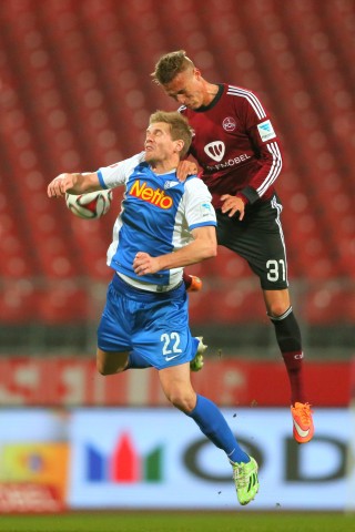 Der 1. FC Nürnberg hat auch das Heimspiel gegen den VfL Bochum verloren und verharrt in der 2. Fußball-Bundesliga durch die nächste Enttäuschung weiter im Tabellenmittelfeld. Die Franken zogen am Montag gegen die von Ex-Coach Gertjan Verbeek trainierten Bochumer mit 1:2 (0:1) den Kürzeren. Marco Terrazzino (38. Minute) und Zweitliga-Toptorjäger Simon Terodde (64.) trafen für die Gäste, die in der Tabelle am FCN vorbeizogen. Der Anschlusstreffer durch den eingewechselten Peniel Mlapa (70.) verhinderte vor 25 528 Zuschauern die dritte Nürnberger Niederlage in Serie nicht. Bochum blieb im sechsten Spiel nacheinander ungeschlagen und ist nun Achter.