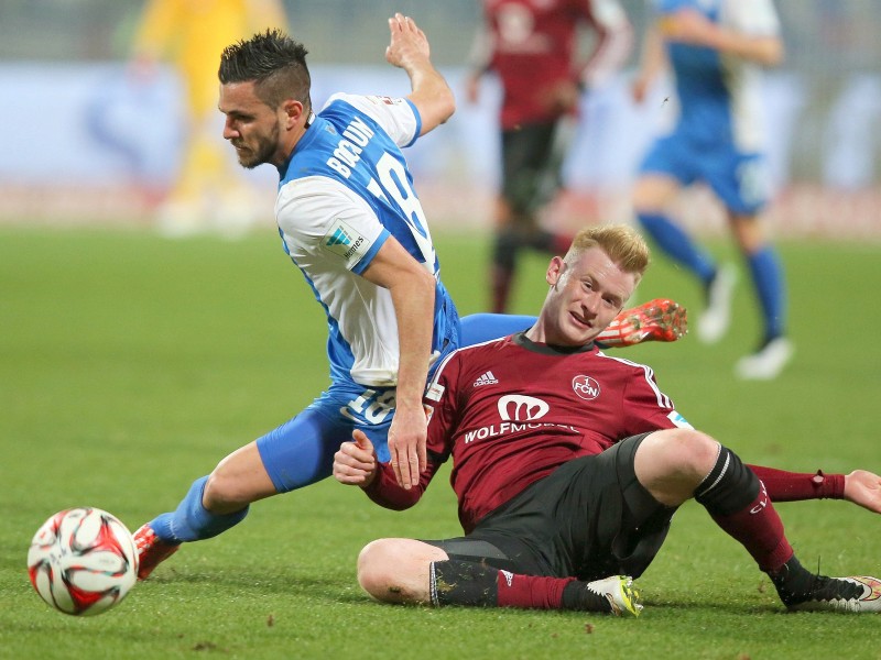 Der 1. FC Nürnberg hat auch das Heimspiel gegen den VfL Bochum verloren und verharrt in der 2. Fußball-Bundesliga durch die nächste Enttäuschung weiter im Tabellenmittelfeld. Die Franken zogen am Montag gegen die von Ex-Coach Gertjan Verbeek trainierten Bochumer mit 1:2 (0:1) den Kürzeren. Marco Terrazzino (38. Minute) und Zweitliga-Toptorjäger Simon Terodde (64.) trafen für die Gäste, die in der Tabelle am FCN vorbeizogen. Der Anschlusstreffer durch den eingewechselten Peniel Mlapa (70.) verhinderte vor 25 528 Zuschauern die dritte Nürnberger Niederlage in Serie nicht. Bochum blieb im sechsten Spiel nacheinander ungeschlagen und ist nun Achter.