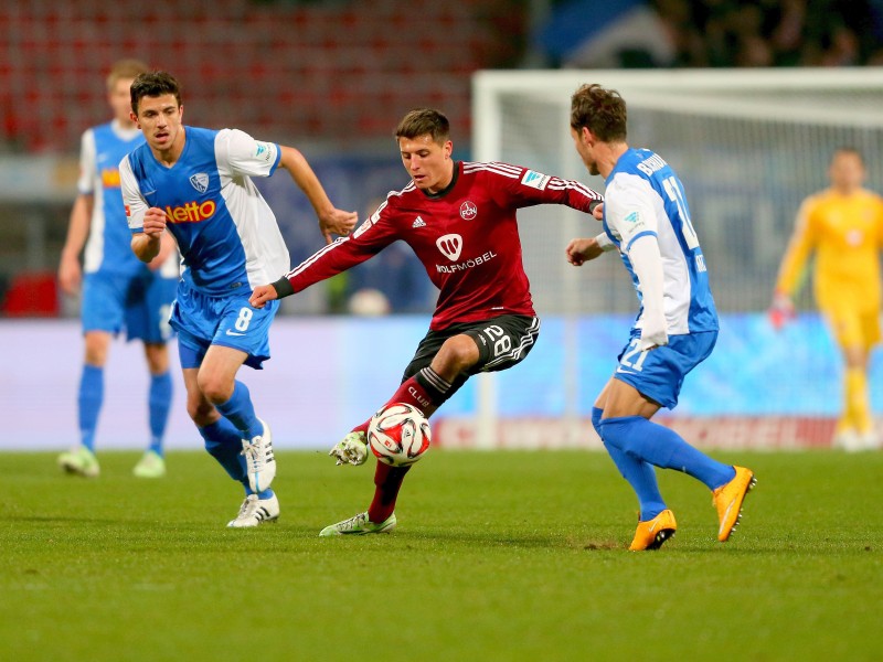 Der 1. FC Nürnberg hat auch das Heimspiel gegen den VfL Bochum verloren und verharrt in der 2. Fußball-Bundesliga durch die nächste Enttäuschung weiter im Tabellenmittelfeld. Die Franken zogen am Montag gegen die von Ex-Coach Gertjan Verbeek trainierten Bochumer mit 1:2 (0:1) den Kürzeren. Marco Terrazzino (38. Minute) und Zweitliga-Toptorjäger Simon Terodde (64.) trafen für die Gäste, die in der Tabelle am FCN vorbeizogen. Der Anschlusstreffer durch den eingewechselten Peniel Mlapa (70.) verhinderte vor 25 528 Zuschauern die dritte Nürnberger Niederlage in Serie nicht. Bochum blieb im sechsten Spiel nacheinander ungeschlagen und ist nun Achter.