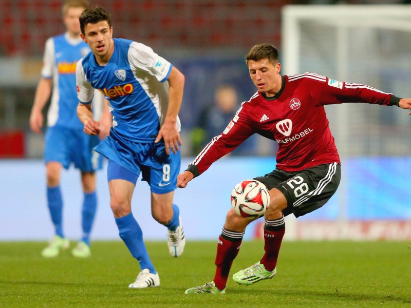 Der 1. FC Nürnberg hat auch das Heimspiel gegen den VfL Bochum verloren und verharrt in der 2. Fußball-Bundesliga durch die nächste Enttäuschung weiter im Tabellenmittelfeld. Die Franken zogen am Montag gegen die von Ex-Coach Gertjan Verbeek trainierten Bochumer mit 1:2 (0:1) den Kürzeren. Marco Terrazzino (38. Minute) und Zweitliga-Toptorjäger Simon Terodde (64.) trafen für die Gäste, die in der Tabelle am FCN vorbeizogen. Der Anschlusstreffer durch den eingewechselten Peniel Mlapa (70.) verhinderte vor 25 528 Zuschauern die dritte Nürnberger Niederlage in Serie nicht. Bochum blieb im sechsten Spiel nacheinander ungeschlagen und ist nun Achter.
