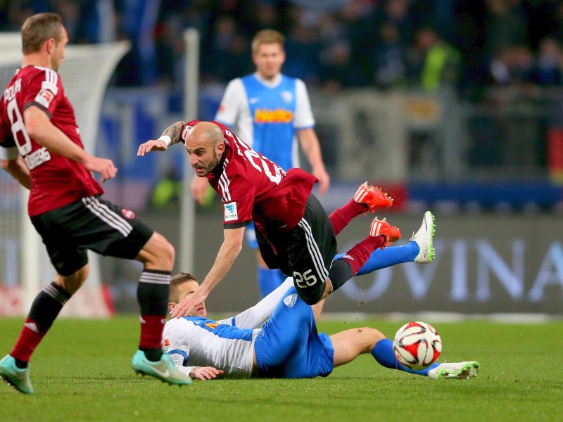 Der 1. FC Nürnberg hat auch das Heimspiel gegen den VfL Bochum verloren und verharrt in der 2. Fußball-Bundesliga durch die nächste Enttäuschung weiter im Tabellenmittelfeld. Die Franken zogen am Montag gegen die von Ex-Coach Gertjan Verbeek trainierten Bochumer mit 1:2 (0:1) den Kürzeren. Marco Terrazzino (38. Minute) und Zweitliga-Toptorjäger Simon Terodde (64.) trafen für die Gäste, die in der Tabelle am FCN vorbeizogen. Der Anschlusstreffer durch den eingewechselten Peniel Mlapa (70.) verhinderte vor 25 528 Zuschauern die dritte Nürnberger Niederlage in Serie nicht. Bochum blieb im sechsten Spiel nacheinander ungeschlagen und ist nun Achter.