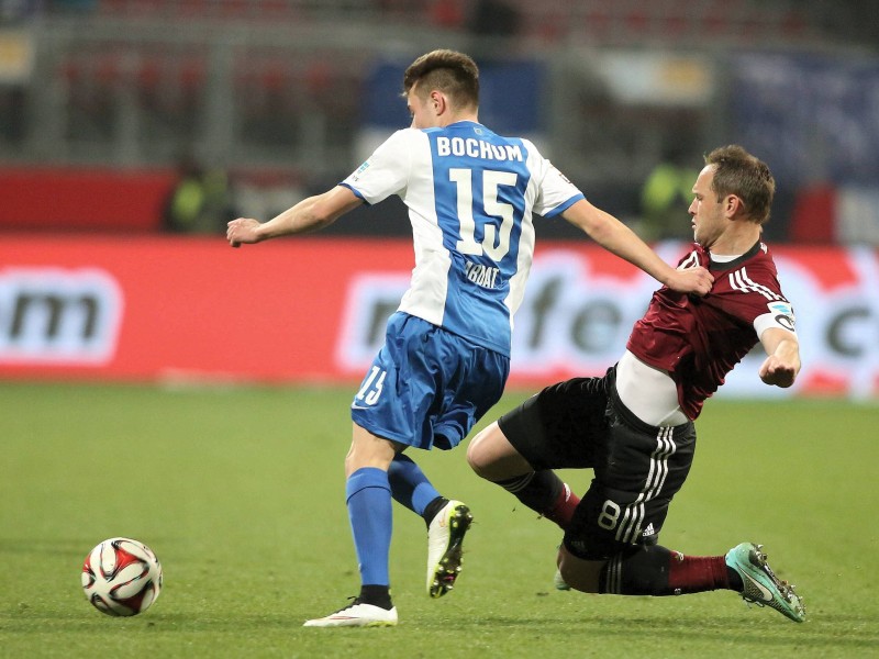 Der 1. FC Nürnberg hat auch das Heimspiel gegen den VfL Bochum verloren und verharrt in der 2. Fußball-Bundesliga durch die nächste Enttäuschung weiter im Tabellenmittelfeld. Die Franken zogen am Montag gegen die von Ex-Coach Gertjan Verbeek trainierten Bochumer mit 1:2 (0:1) den Kürzeren. Marco Terrazzino (38. Minute) und Zweitliga-Toptorjäger Simon Terodde (64.) trafen für die Gäste, die in der Tabelle am FCN vorbeizogen. Der Anschlusstreffer durch den eingewechselten Peniel Mlapa (70.) verhinderte vor 25 528 Zuschauern die dritte Nürnberger Niederlage in Serie nicht. Bochum blieb im sechsten Spiel nacheinander ungeschlagen und ist nun Achter.