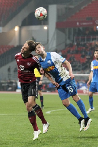 Der 1. FC Nürnberg hat auch das Heimspiel gegen den VfL Bochum verloren und verharrt in der 2. Fußball-Bundesliga durch die nächste Enttäuschung weiter im Tabellenmittelfeld. Die Franken zogen am Montag gegen die von Ex-Coach Gertjan Verbeek trainierten Bochumer mit 1:2 (0:1) den Kürzeren. Marco Terrazzino (38. Minute) und Zweitliga-Toptorjäger Simon Terodde (64.) trafen für die Gäste, die in der Tabelle am FCN vorbeizogen. Der Anschlusstreffer durch den eingewechselten Peniel Mlapa (70.) verhinderte vor 25 528 Zuschauern die dritte Nürnberger Niederlage in Serie nicht. Bochum blieb im sechsten Spiel nacheinander ungeschlagen und ist nun Achter.