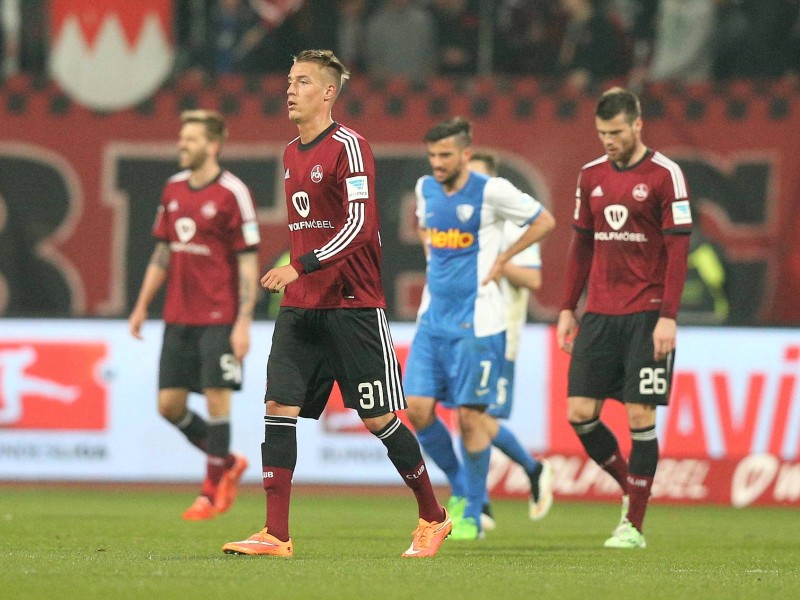 Der 1. FC Nürnberg hat auch das Heimspiel gegen den VfL Bochum verloren und verharrt in der 2. Fußball-Bundesliga durch die nächste Enttäuschung weiter im Tabellenmittelfeld. Die Franken zogen am Montag gegen die von Ex-Coach Gertjan Verbeek trainierten Bochumer mit 1:2 (0:1) den Kürzeren. Marco Terrazzino (38. Minute) und Zweitliga-Toptorjäger Simon Terodde (64.) trafen für die Gäste, die in der Tabelle am FCN vorbeizogen. Der Anschlusstreffer durch den eingewechselten Peniel Mlapa (70.) verhinderte vor 25 528 Zuschauern die dritte Nürnberger Niederlage in Serie nicht. Bochum blieb im sechsten Spiel nacheinander ungeschlagen und ist nun Achter.