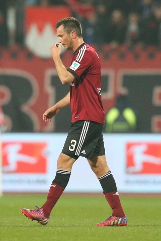 Der 1. FC Nürnberg hat auch das Heimspiel gegen den VfL Bochum verloren und verharrt in der 2. Fußball-Bundesliga durch die nächste Enttäuschung weiter im Tabellenmittelfeld. Die Franken zogen am Montag gegen die von Ex-Coach Gertjan Verbeek trainierten Bochumer mit 1:2 (0:1) den Kürzeren. Marco Terrazzino (38. Minute) und Zweitliga-Toptorjäger Simon Terodde (64.) trafen für die Gäste, die in der Tabelle am FCN vorbeizogen. Der Anschlusstreffer durch den eingewechselten Peniel Mlapa (70.) verhinderte vor 25 528 Zuschauern die dritte Nürnberger Niederlage in Serie nicht. Bochum blieb im sechsten Spiel nacheinander ungeschlagen und ist nun Achter.