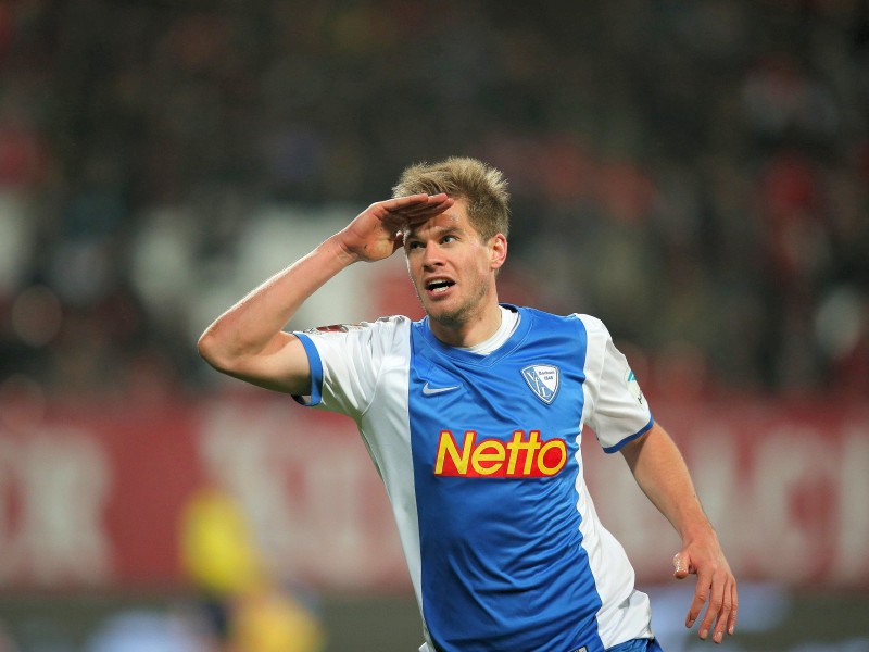 Der 1. FC Nürnberg hat auch das Heimspiel gegen den VfL Bochum verloren und verharrt in der 2. Fußball-Bundesliga durch die nächste Enttäuschung weiter im Tabellenmittelfeld. Die Franken zogen am Montag gegen die von Ex-Coach Gertjan Verbeek trainierten Bochumer mit 1:2 (0:1) den Kürzeren. Marco Terrazzino (38. Minute) und Zweitliga-Toptorjäger Simon Terodde (64.) trafen für die Gäste, die in der Tabelle am FCN vorbeizogen. Der Anschlusstreffer durch den eingewechselten Peniel Mlapa (70.) verhinderte vor 25 528 Zuschauern die dritte Nürnberger Niederlage in Serie nicht. Bochum blieb im sechsten Spiel nacheinander ungeschlagen und ist nun Achter.