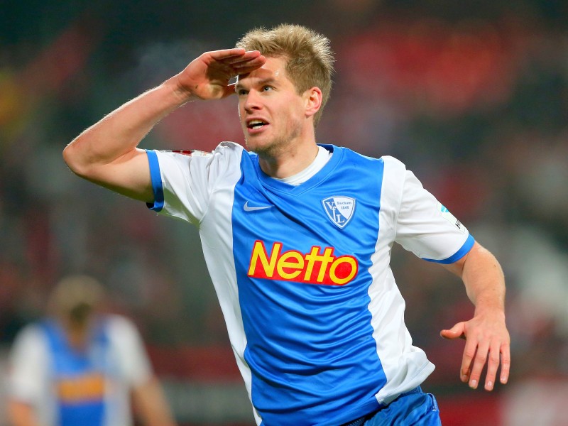 Der 1. FC Nürnberg hat auch das Heimspiel gegen den VfL Bochum verloren und verharrt in der 2. Fußball-Bundesliga durch die nächste Enttäuschung weiter im Tabellenmittelfeld. Die Franken zogen am Montag gegen die von Ex-Coach Gertjan Verbeek trainierten Bochumer mit 1:2 (0:1) den Kürzeren. Marco Terrazzino (38. Minute) und Zweitliga-Toptorjäger Simon Terodde (64.) trafen für die Gäste, die in der Tabelle am FCN vorbeizogen. Der Anschlusstreffer durch den eingewechselten Peniel Mlapa (70.) verhinderte vor 25 528 Zuschauern die dritte Nürnberger Niederlage in Serie nicht. Bochum blieb im sechsten Spiel nacheinander ungeschlagen und ist nun Achter.