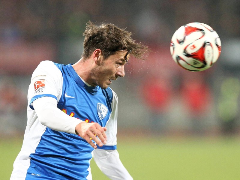 Der 1. FC Nürnberg hat auch das Heimspiel gegen den VfL Bochum verloren und verharrt in der 2. Fußball-Bundesliga durch die nächste Enttäuschung weiter im Tabellenmittelfeld. Die Franken zogen am Montag gegen die von Ex-Coach Gertjan Verbeek trainierten Bochumer mit 1:2 (0:1) den Kürzeren. Marco Terrazzino (38. Minute) und Zweitliga-Toptorjäger Simon Terodde (64.) trafen für die Gäste, die in der Tabelle am FCN vorbeizogen. Der Anschlusstreffer durch den eingewechselten Peniel Mlapa (70.) verhinderte vor 25 528 Zuschauern die dritte Nürnberger Niederlage in Serie nicht. Bochum blieb im sechsten Spiel nacheinander ungeschlagen und ist nun Achter.