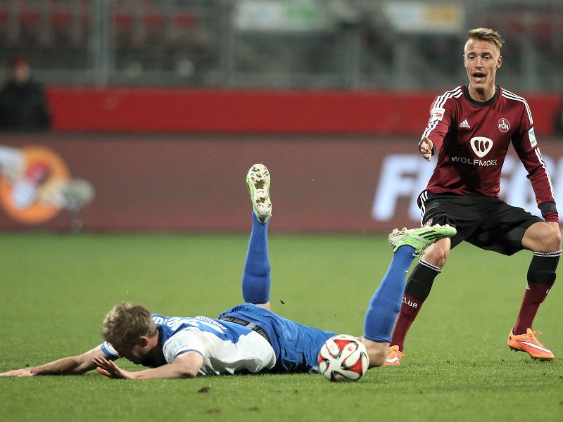 Der 1. FC Nürnberg hat auch das Heimspiel gegen den VfL Bochum verloren und verharrt in der 2. Fußball-Bundesliga durch die nächste Enttäuschung weiter im Tabellenmittelfeld. Die Franken zogen am Montag gegen die von Ex-Coach Gertjan Verbeek trainierten Bochumer mit 1:2 (0:1) den Kürzeren. Marco Terrazzino (38. Minute) und Zweitliga-Toptorjäger Simon Terodde (64.) trafen für die Gäste, die in der Tabelle am FCN vorbeizogen. Der Anschlusstreffer durch den eingewechselten Peniel Mlapa (70.) verhinderte vor 25 528 Zuschauern die dritte Nürnberger Niederlage in Serie nicht. Bochum blieb im sechsten Spiel nacheinander ungeschlagen und ist nun Achter.
