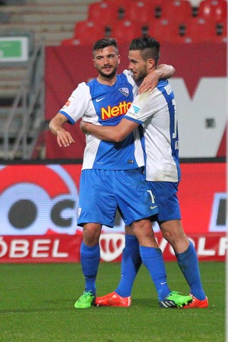 Der 1. FC Nürnberg hat auch das Heimspiel gegen den VfL Bochum verloren und verharrt in der 2. Fußball-Bundesliga durch die nächste Enttäuschung weiter im Tabellenmittelfeld. Die Franken zogen am Montag gegen die von Ex-Coach Gertjan Verbeek trainierten Bochumer mit 1:2 (0:1) den Kürzeren. Marco Terrazzino (38. Minute) und Zweitliga-Toptorjäger Simon Terodde (64.) trafen für die Gäste, die in der Tabelle am FCN vorbeizogen. Der Anschlusstreffer durch den eingewechselten Peniel Mlapa (70.) verhinderte vor 25 528 Zuschauern die dritte Nürnberger Niederlage in Serie nicht. Bochum blieb im sechsten Spiel nacheinander ungeschlagen und ist nun Achter.