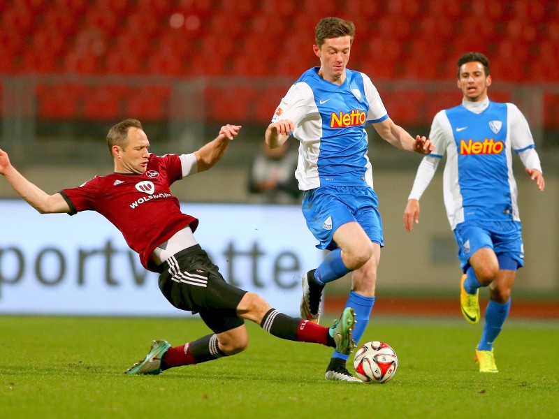 Der 1. FC Nürnberg hat auch das Heimspiel gegen den VfL Bochum verloren und verharrt in der 2. Fußball-Bundesliga durch die nächste Enttäuschung weiter im Tabellenmittelfeld. Die Franken zogen am Montag gegen die von Ex-Coach Gertjan Verbeek trainierten Bochumer mit 1:2 (0:1) den Kürzeren. Marco Terrazzino (38. Minute) und Zweitliga-Toptorjäger Simon Terodde (64.) trafen für die Gäste, die in der Tabelle am FCN vorbeizogen. Der Anschlusstreffer durch den eingewechselten Peniel Mlapa (70.) verhinderte vor 25 528 Zuschauern die dritte Nürnberger Niederlage in Serie nicht. Bochum blieb im sechsten Spiel nacheinander ungeschlagen und ist nun Achter.