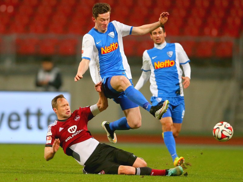 Der 1. FC Nürnberg hat auch das Heimspiel gegen den VfL Bochum verloren und verharrt in der 2. Fußball-Bundesliga durch die nächste Enttäuschung weiter im Tabellenmittelfeld. Die Franken zogen am Montag gegen die von Ex-Coach Gertjan Verbeek trainierten Bochumer mit 1:2 (0:1) den Kürzeren. Marco Terrazzino (38. Minute) und Zweitliga-Toptorjäger Simon Terodde (64.) trafen für die Gäste, die in der Tabelle am FCN vorbeizogen. Der Anschlusstreffer durch den eingewechselten Peniel Mlapa (70.) verhinderte vor 25 528 Zuschauern die dritte Nürnberger Niederlage in Serie nicht. Bochum blieb im sechsten Spiel nacheinander ungeschlagen und ist nun Achter.