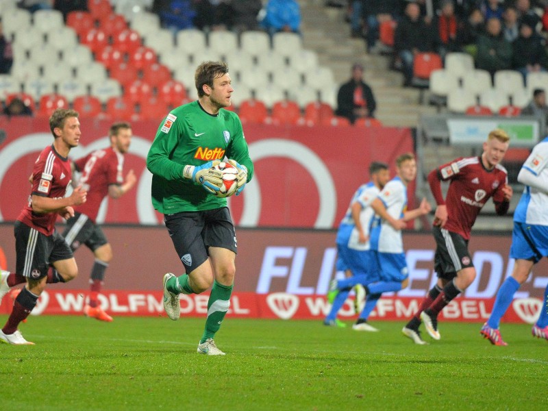 Der 1. FC Nürnberg hat auch das Heimspiel gegen den VfL Bochum verloren und verharrt in der 2. Fußball-Bundesliga durch die nächste Enttäuschung weiter im Tabellenmittelfeld. Die Franken zogen am Montag gegen die von Ex-Coach Gertjan Verbeek trainierten Bochumer mit 1:2 (0:1) den Kürzeren. Marco Terrazzino (38. Minute) und Zweitliga-Toptorjäger Simon Terodde (64.) trafen für die Gäste, die in der Tabelle am FCN vorbeizogen. Der Anschlusstreffer durch den eingewechselten Peniel Mlapa (70.) verhinderte vor 25 528 Zuschauern die dritte Nürnberger Niederlage in Serie nicht. Bochum blieb im sechsten Spiel nacheinander ungeschlagen und ist nun Achter.