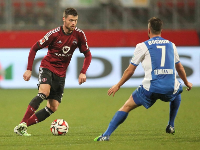 Der 1. FC Nürnberg hat auch das Heimspiel gegen den VfL Bochum verloren und verharrt in der 2. Fußball-Bundesliga durch die nächste Enttäuschung weiter im Tabellenmittelfeld. Die Franken zogen am Montag gegen die von Ex-Coach Gertjan Verbeek trainierten Bochumer mit 1:2 (0:1) den Kürzeren. Marco Terrazzino (38. Minute) und Zweitliga-Toptorjäger Simon Terodde (64.) trafen für die Gäste, die in der Tabelle am FCN vorbeizogen. Der Anschlusstreffer durch den eingewechselten Peniel Mlapa (70.) verhinderte vor 25 528 Zuschauern die dritte Nürnberger Niederlage in Serie nicht. Bochum blieb im sechsten Spiel nacheinander ungeschlagen und ist nun Achter.